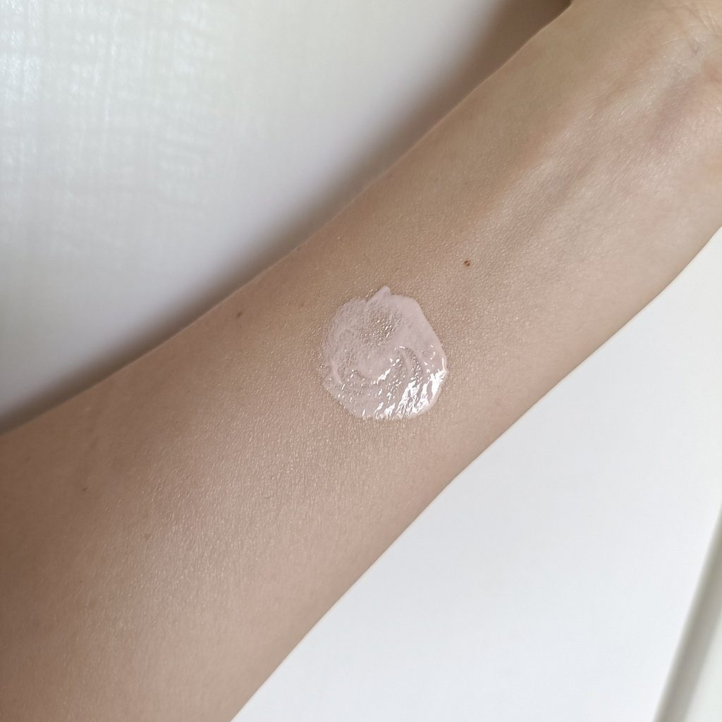 アンベリスールデクラを腕に塗り広げた様子