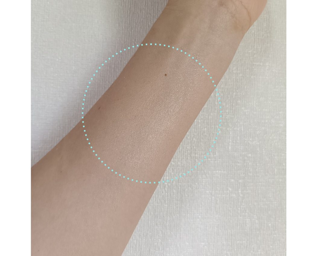アンベリスールデクラを腕に塗ったときの発光感
